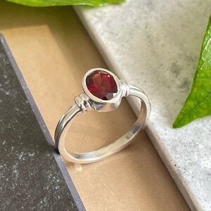 925 sterling silver natural garnet ring! US: 6,7, VIBES